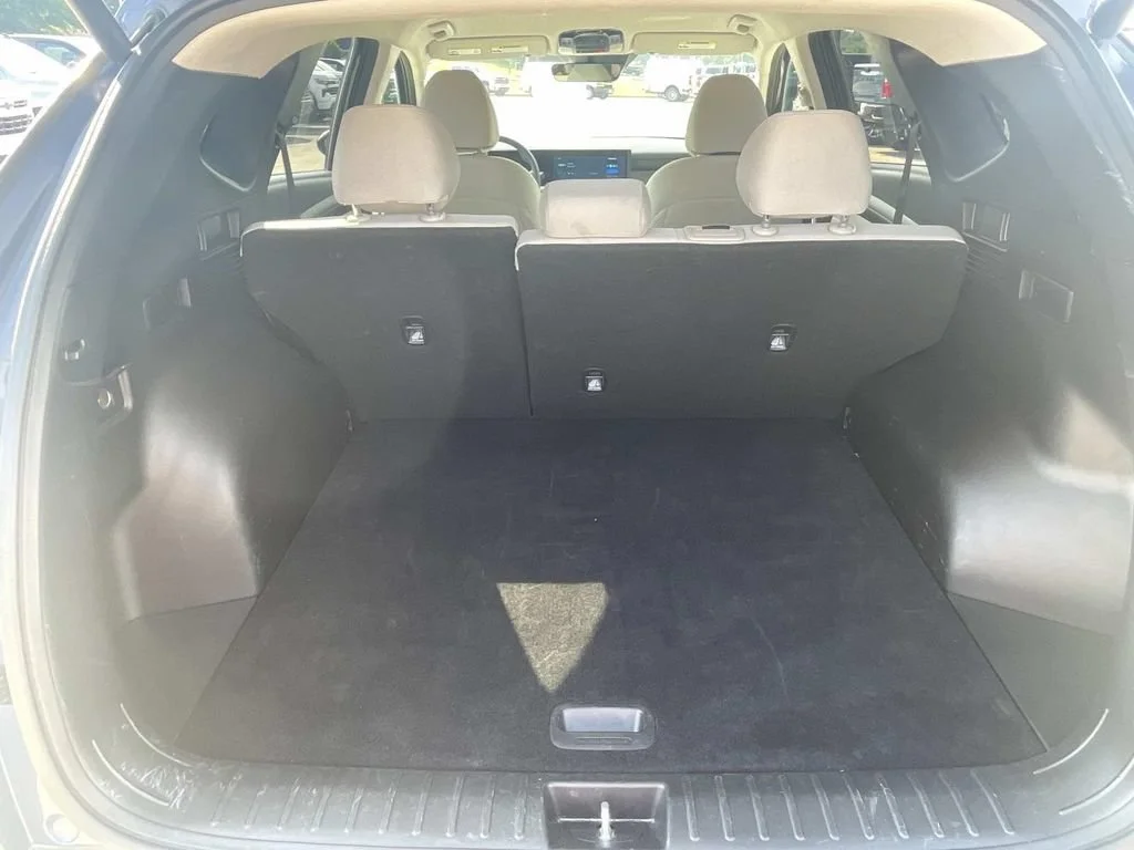 Used 2025  Hyundai SEL image 8