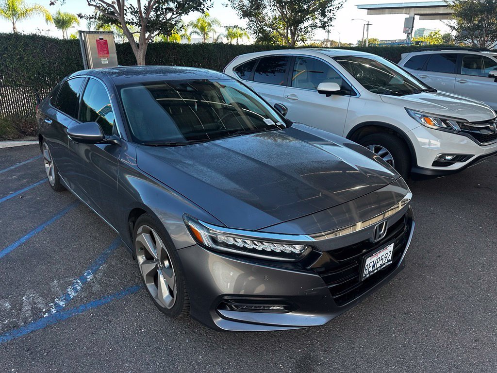 Used 2018 Modern Steel Metallic Honda Touring image 4