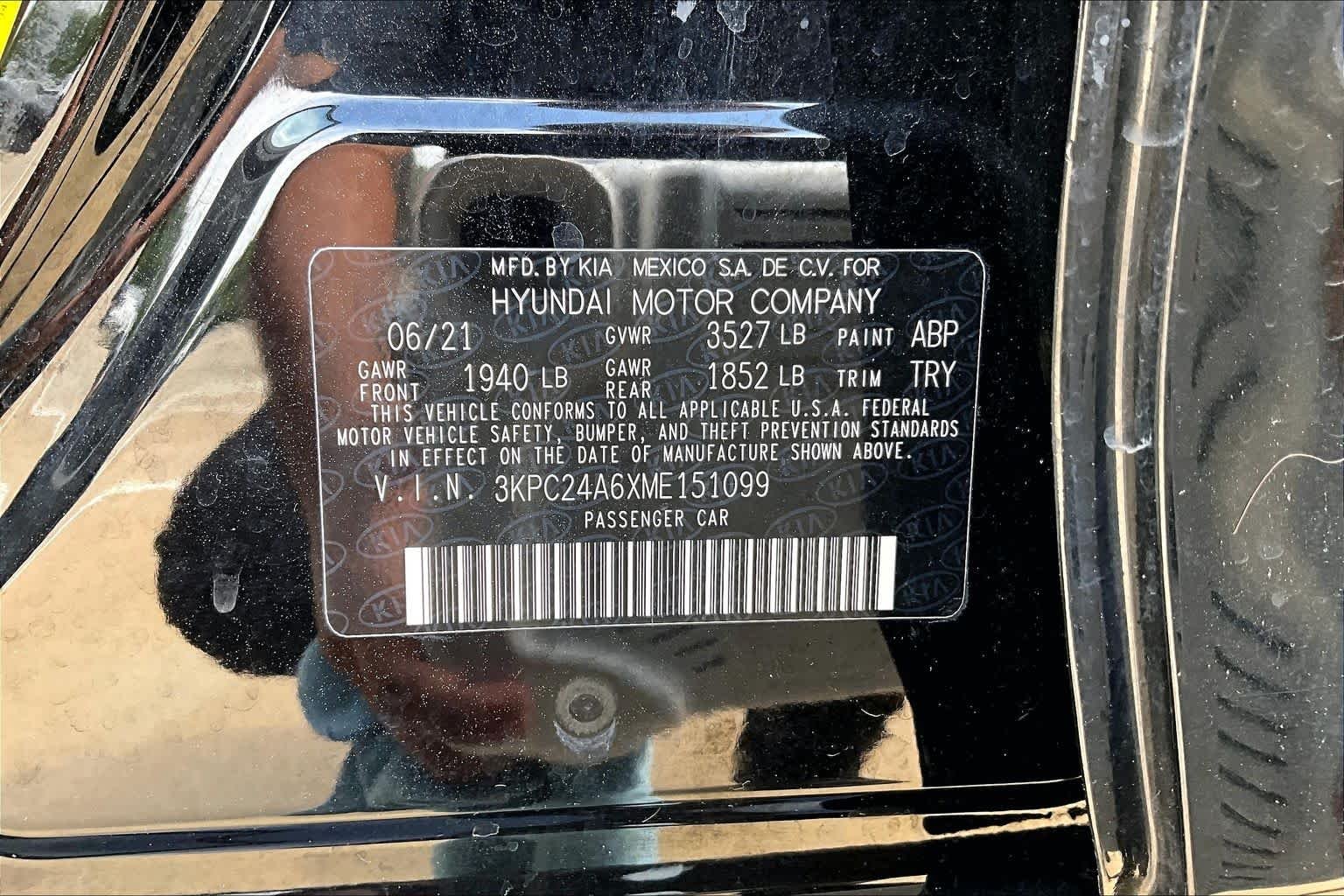 Used 2021 Absolute Black Hyundai SE image 37