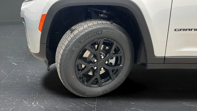 New 2026 Silver Zynith Exterior Paint Jeep Altitude image 29