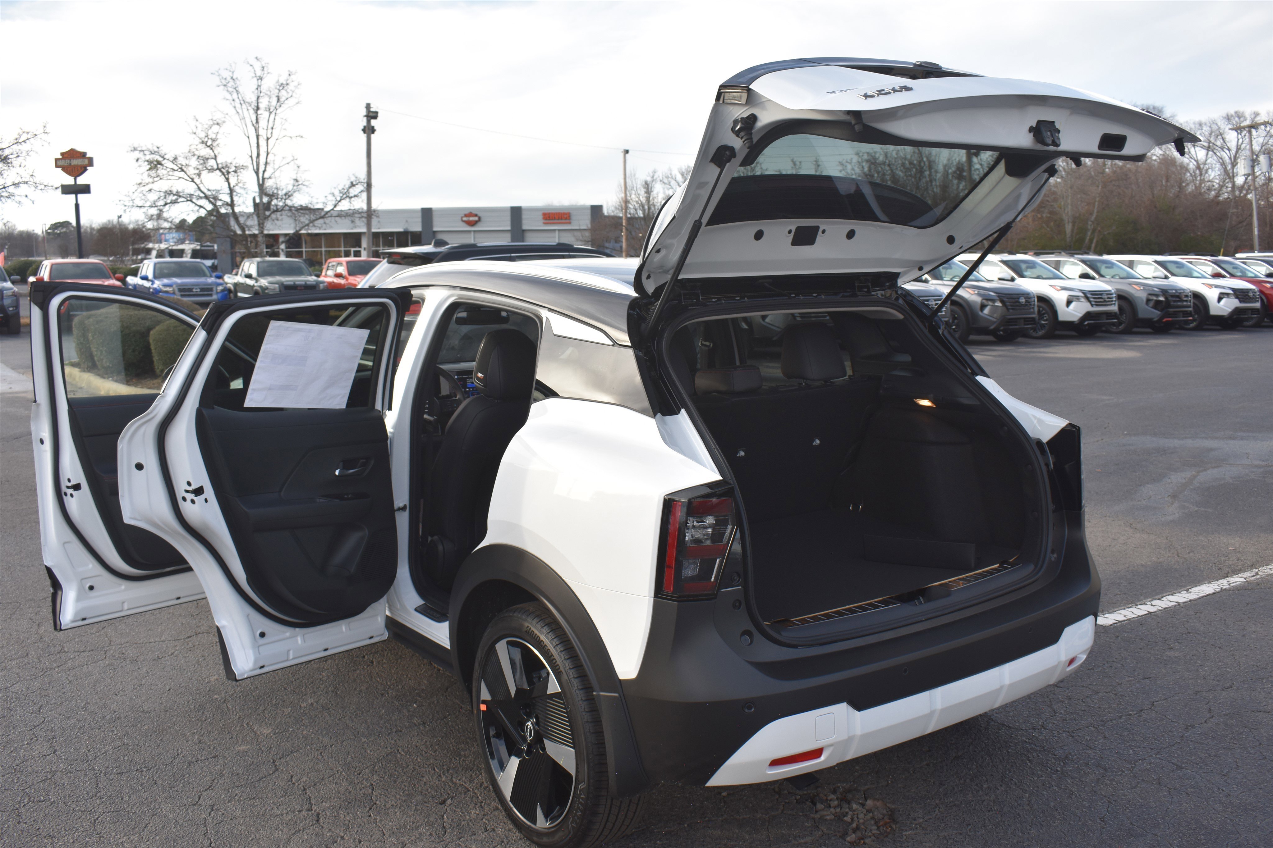 New 2026 Aspen White TriCoat / Super Black Two-tone Nissan SR image 16