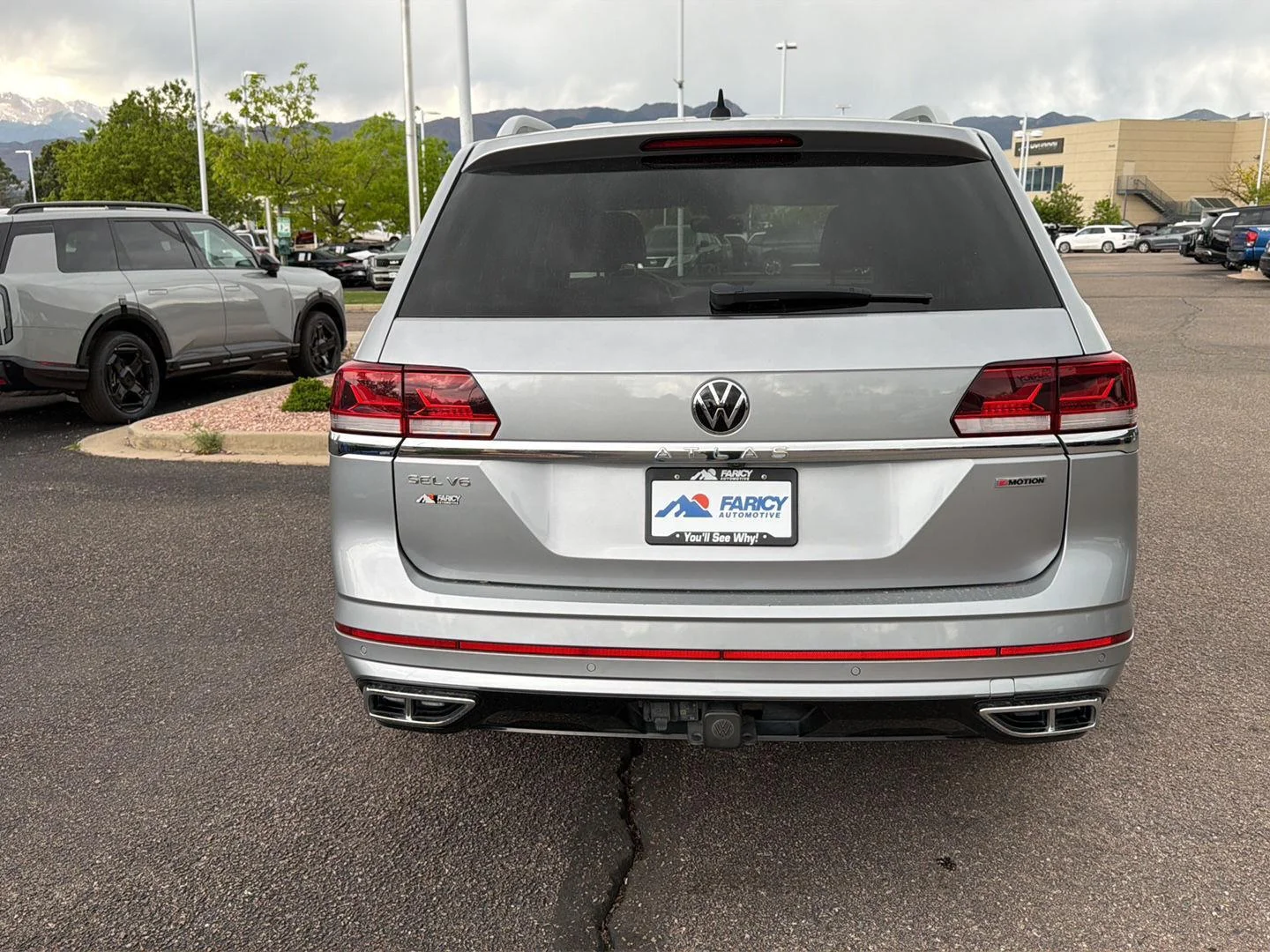 Used 2022 Pyrite Silver Metallic Volkswagen 3.6L V6 SEL R-Line image 6