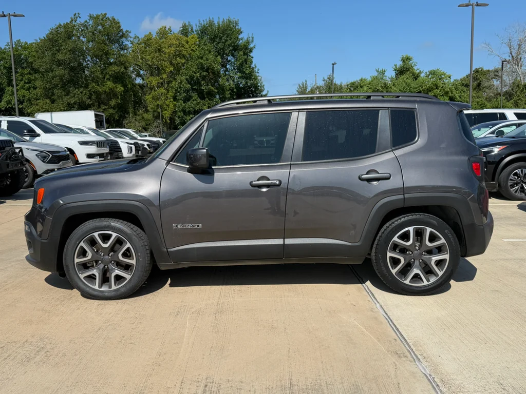 Used 2018 Granite Crystal Metallic Clearcoat Jeep Latitude image 2