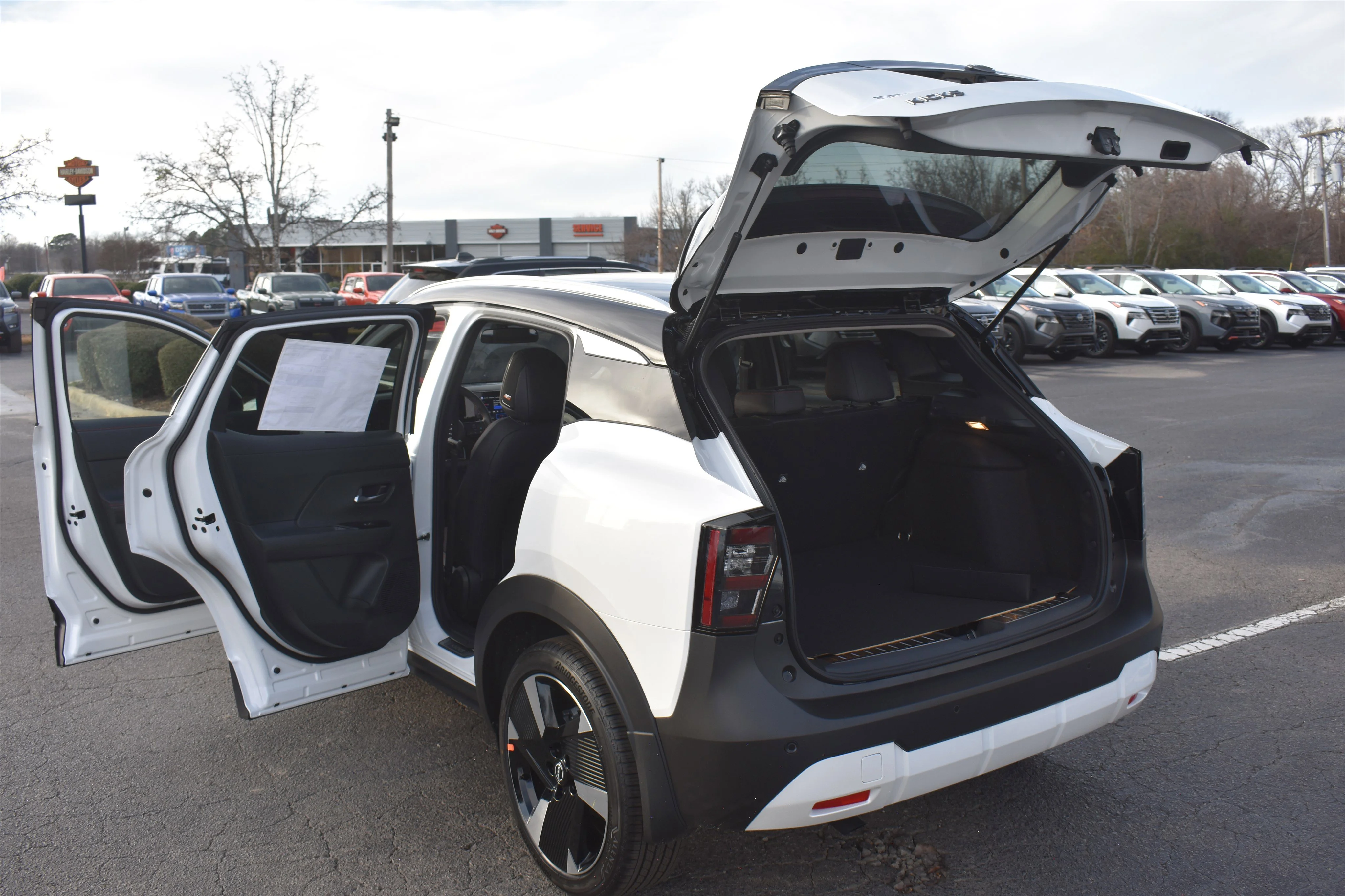 New 2026 Aspen White Tricoat/Super Black Nissan SR image 16