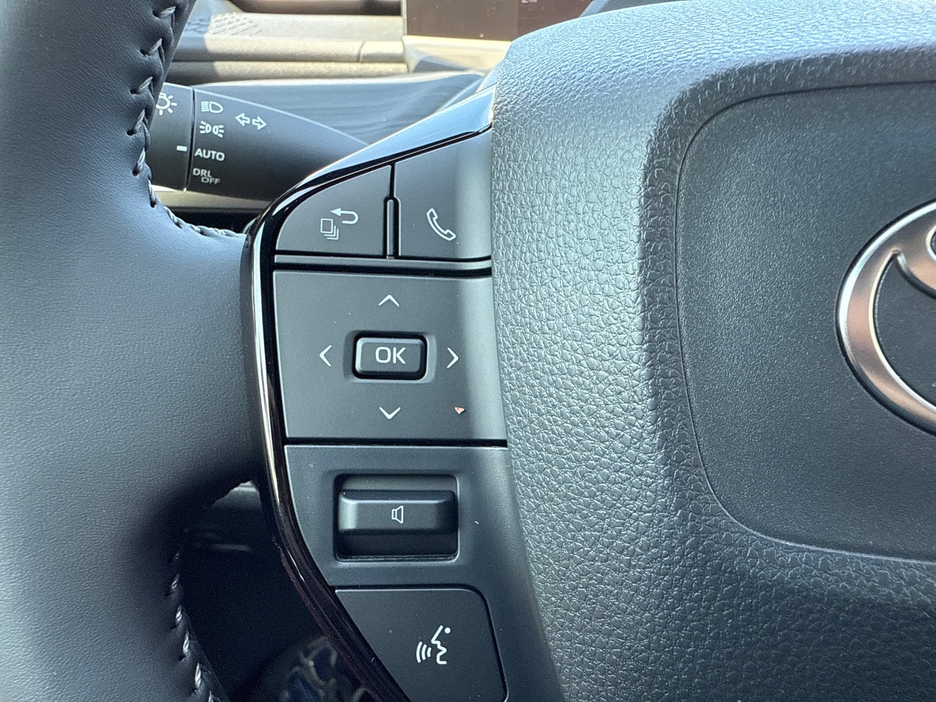 New 2026 Wind Chill Pearl <sup>1</sup> Toyota  SE image 28