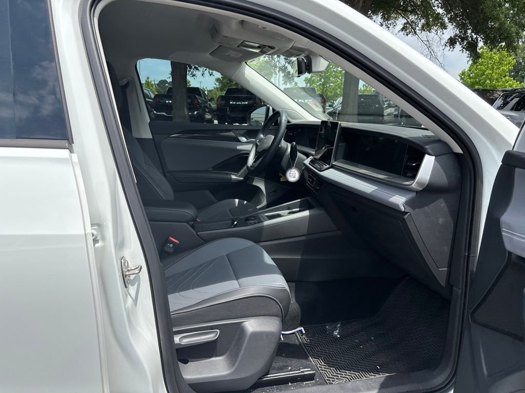 Used 2025 White Volkswagen 2.0T SE image 18