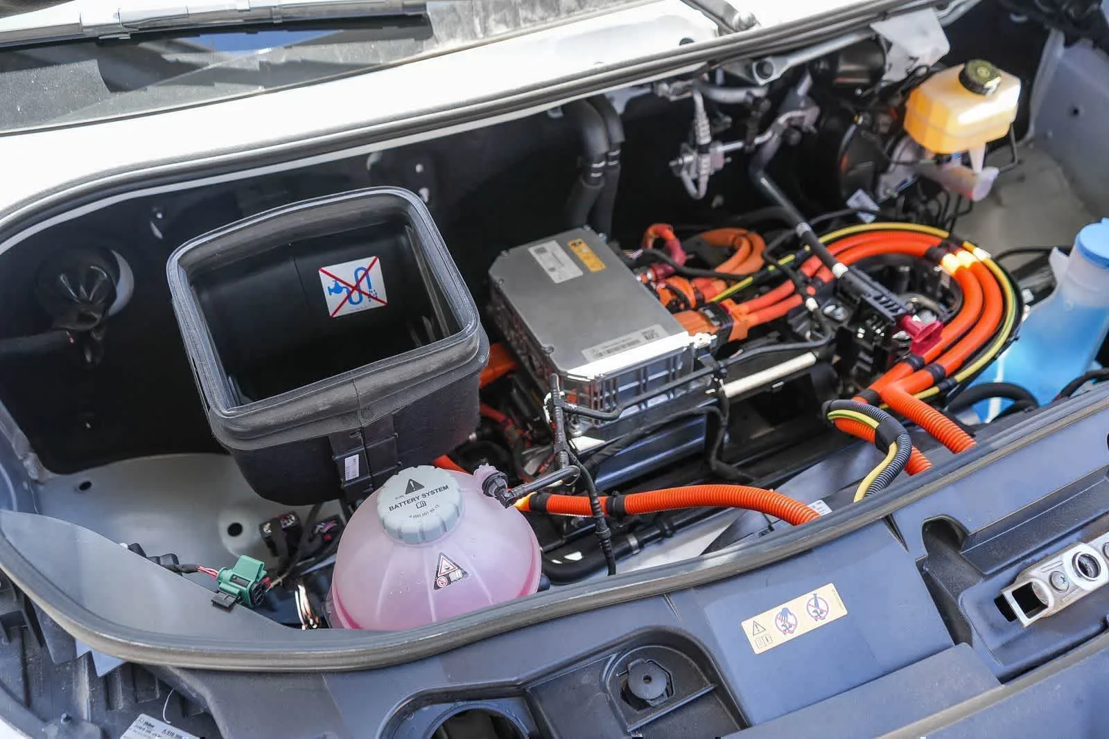 New 2025 Arctic+White Mercedes-Benz Cargo 170WB High Roof 113kw Battery RWD SO Motor image 33