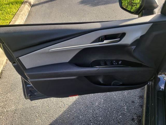 Used 2025  Toyota SE image 14