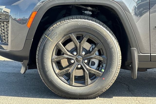 New 2026 Baltic Gray Metallic Clear-Coat Exterior Paint Jeep Laredo Altitude image 25