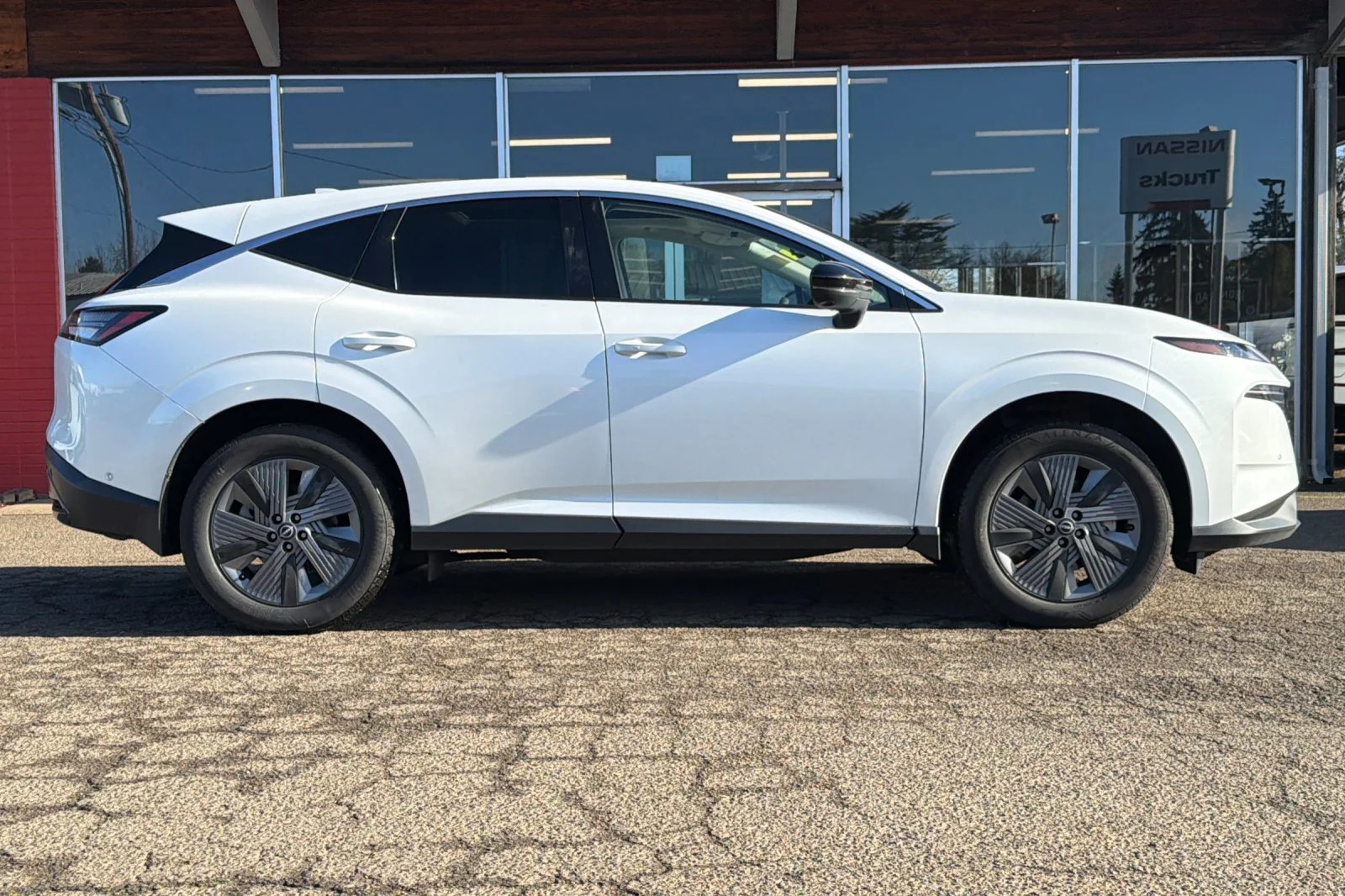 Used 2025 Everest White Pearl Tricoat Nissan SL image 3