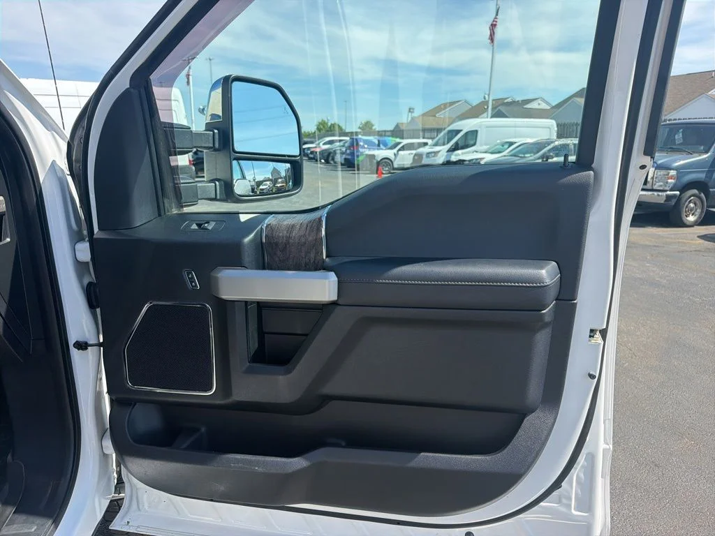 Certified Used 2017 White Platinum Clearcoat Metallic Ford Lariat image 37