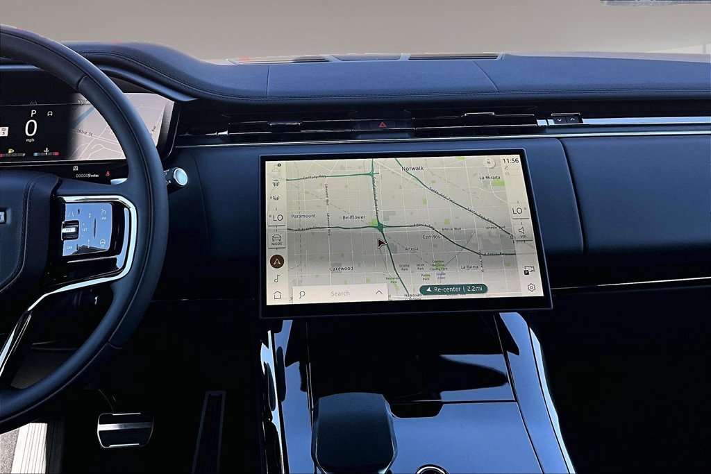 New 2026 CHARENTE GREY Land Rover Dynamic SE image 6