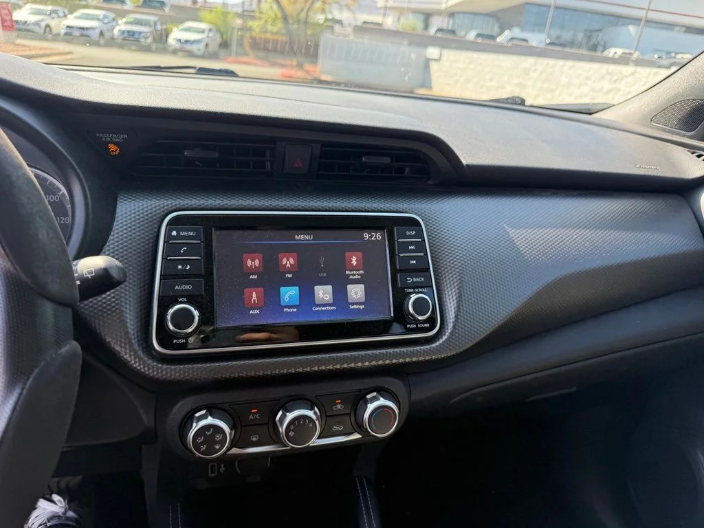 Used 2018 White Nissan S image 23
