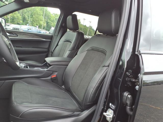 New 2026 Diamond Black Crystal Pearl-Coat Exterior Paint Jeep Altitude image 12
