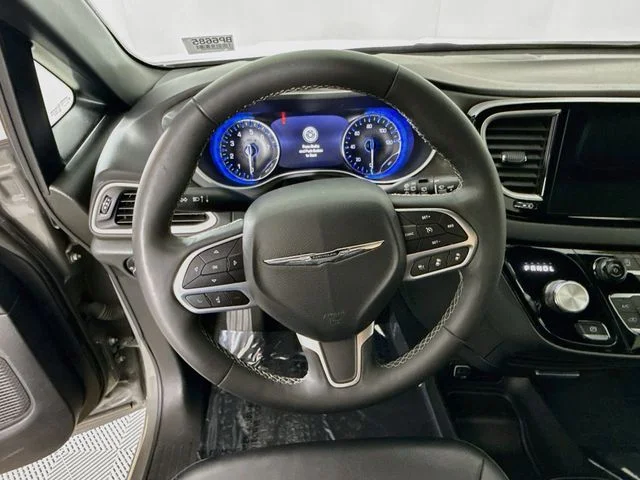Used 2025 White Chrysler Select image 12