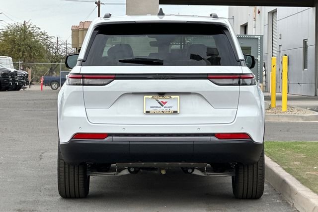 New 2026 Bright White Clear-Coat Exterior Paint Jeep Limited image 4