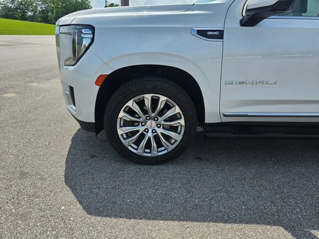 Used 2023 White Frost Tricoat GMC Denali image 28