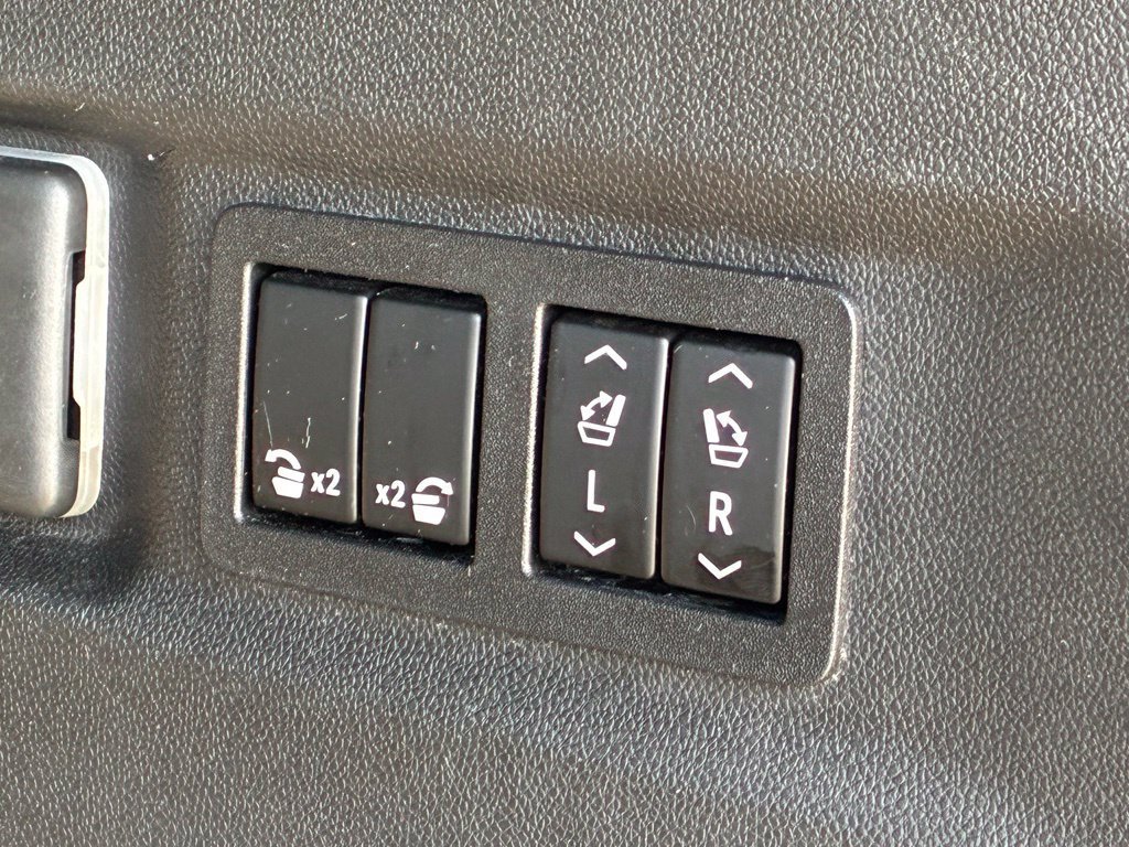 Used 2022 White Chevrolet Premier image 31