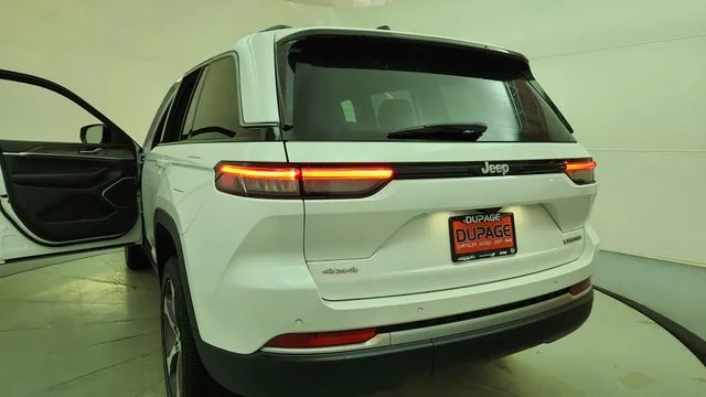 New 2026 Bright White Clear-Coat Exterior Paint Jeep Limited image 15