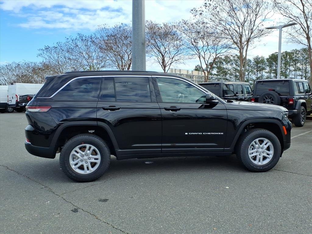 Used 2025 Diamond Black Crystal Pearlcoat Jeep Laredo image 19