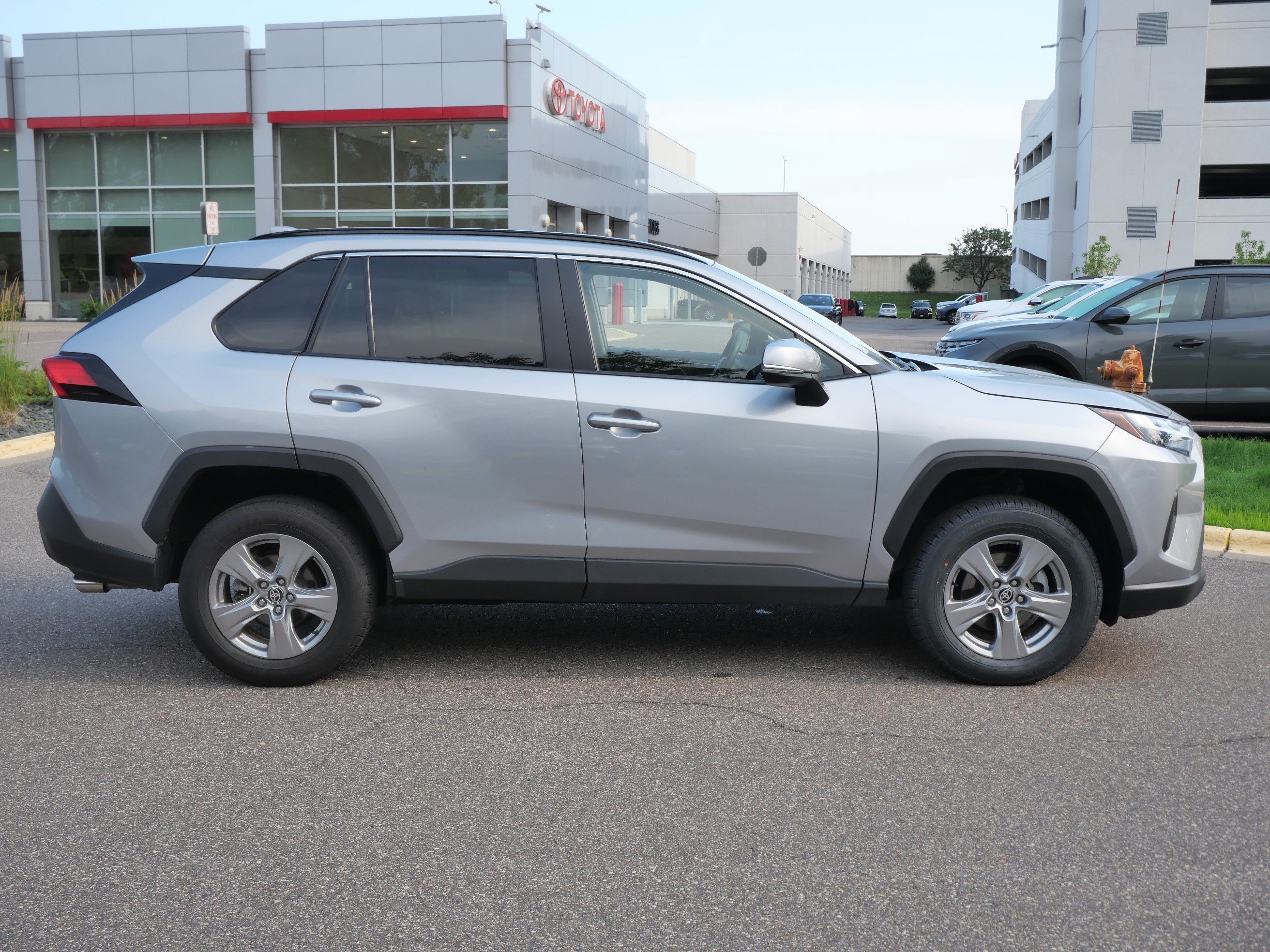 2024 Toyota RAV4 XLE - Photo 8