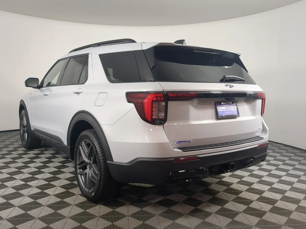 New 2026 Space White Metallic Ford ST-Line image 6