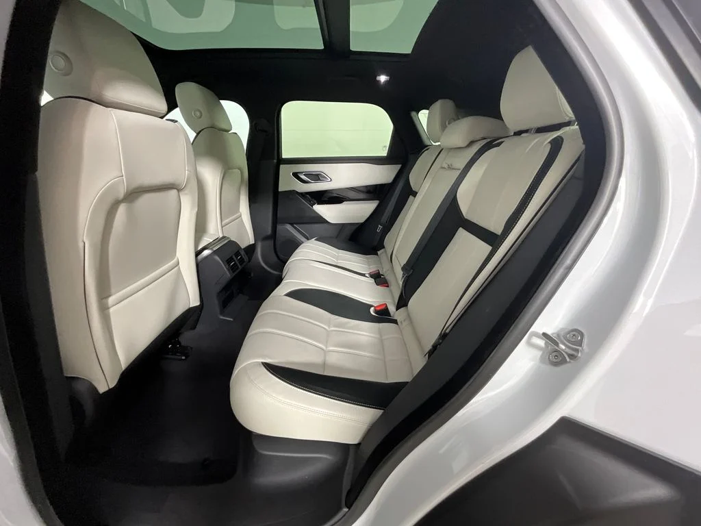 Used 2023 White Land Rover R-Dynamic S MHEV image 26