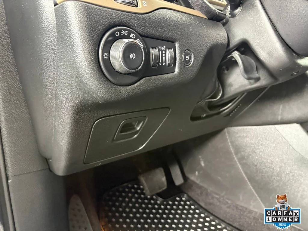 Used 2017 Black Jeep Latitude image 16