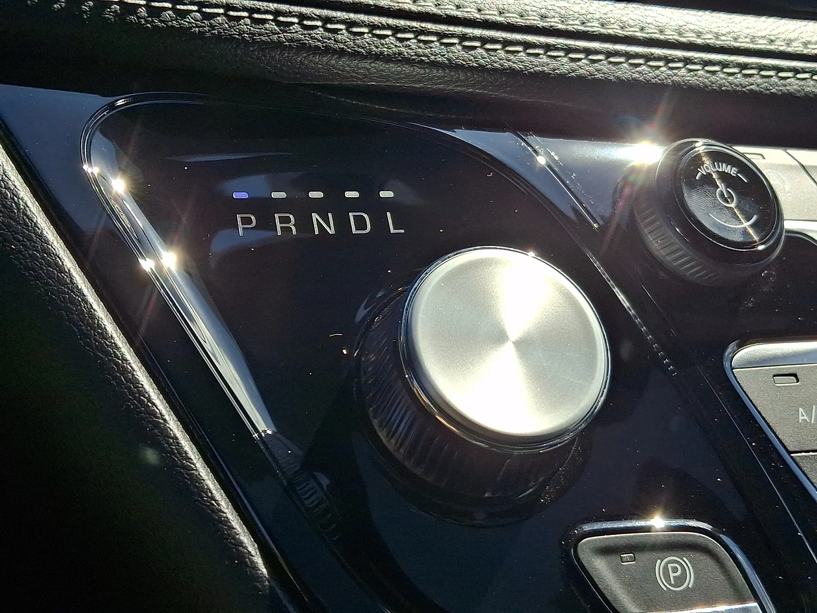 New 2027 Diamond Black Crystal Pearl-Coat Exterior Paint Chrysler Select image 15