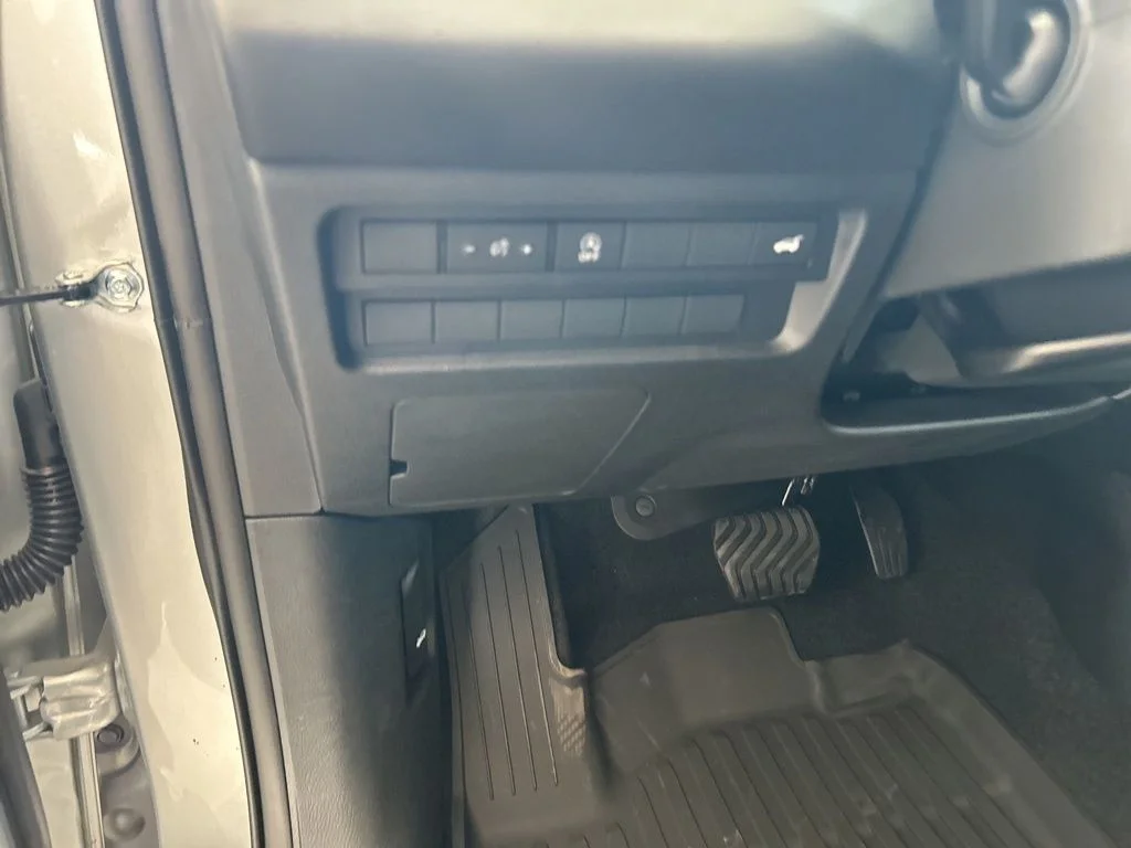 New 2026 Silver Mitsubishi SE 1.5T 2WD image 40