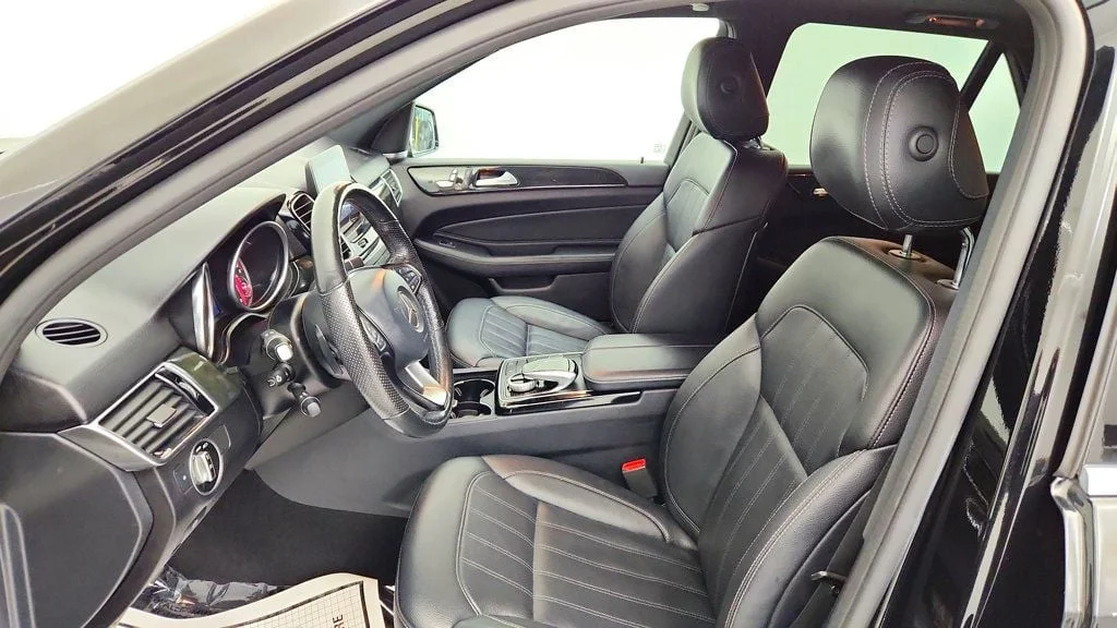 Used 2019 Black Mercedes-Benz GLE 400 4MATIC® SUV w/ Premium 1 & Parking Assist Pkgs image 19