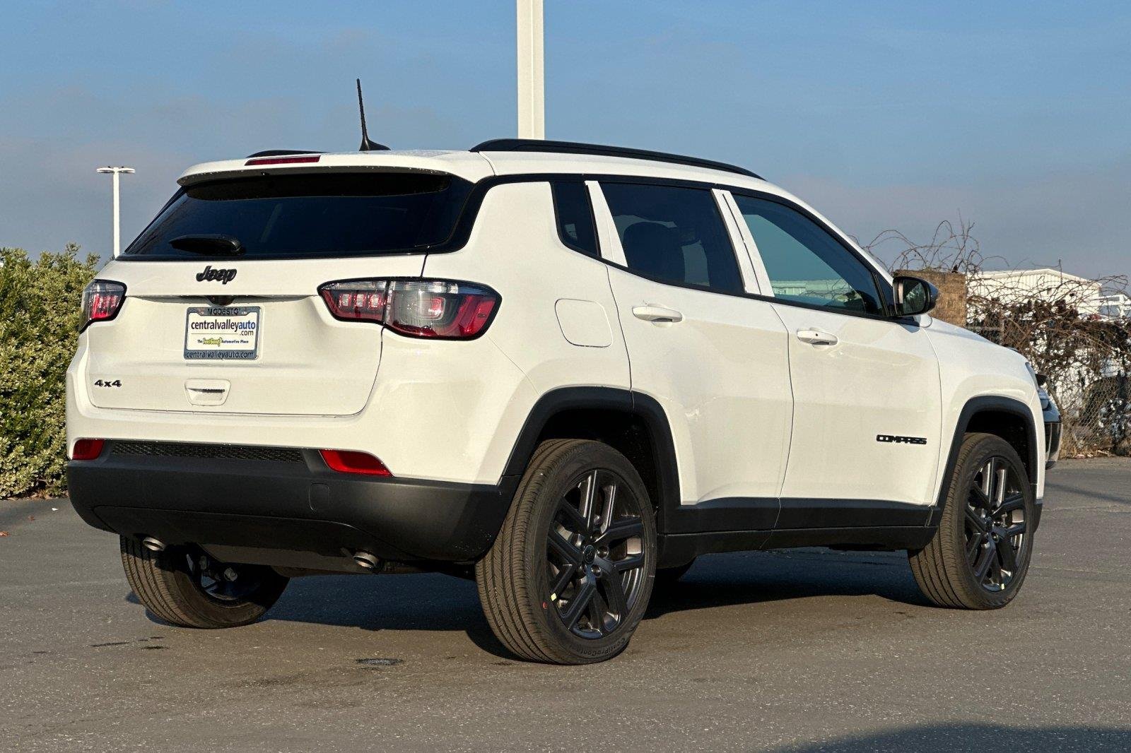 New 2026 Bright White Clearcoat Jeep Latitude Altitude image 4