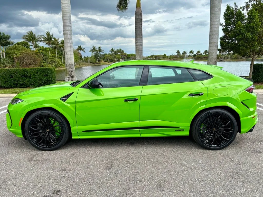 New 2026 Green Lamborghini SE image 5