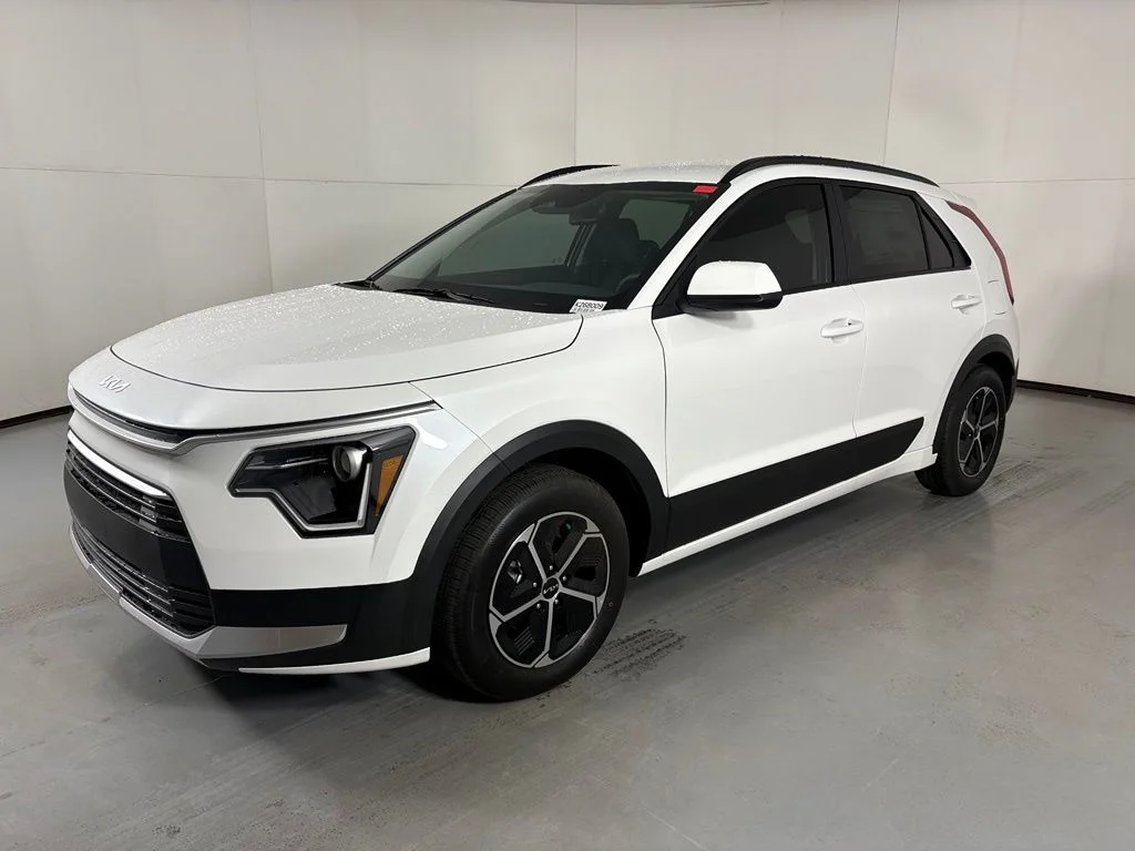 New 2026 Snow White Pearl Kia LX image 4