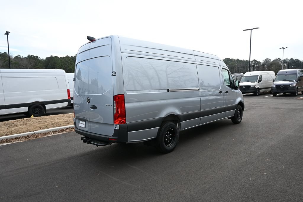 Used 2026 High-tech silver metallic Mercedes-Benz Cargo 170 WB image 25