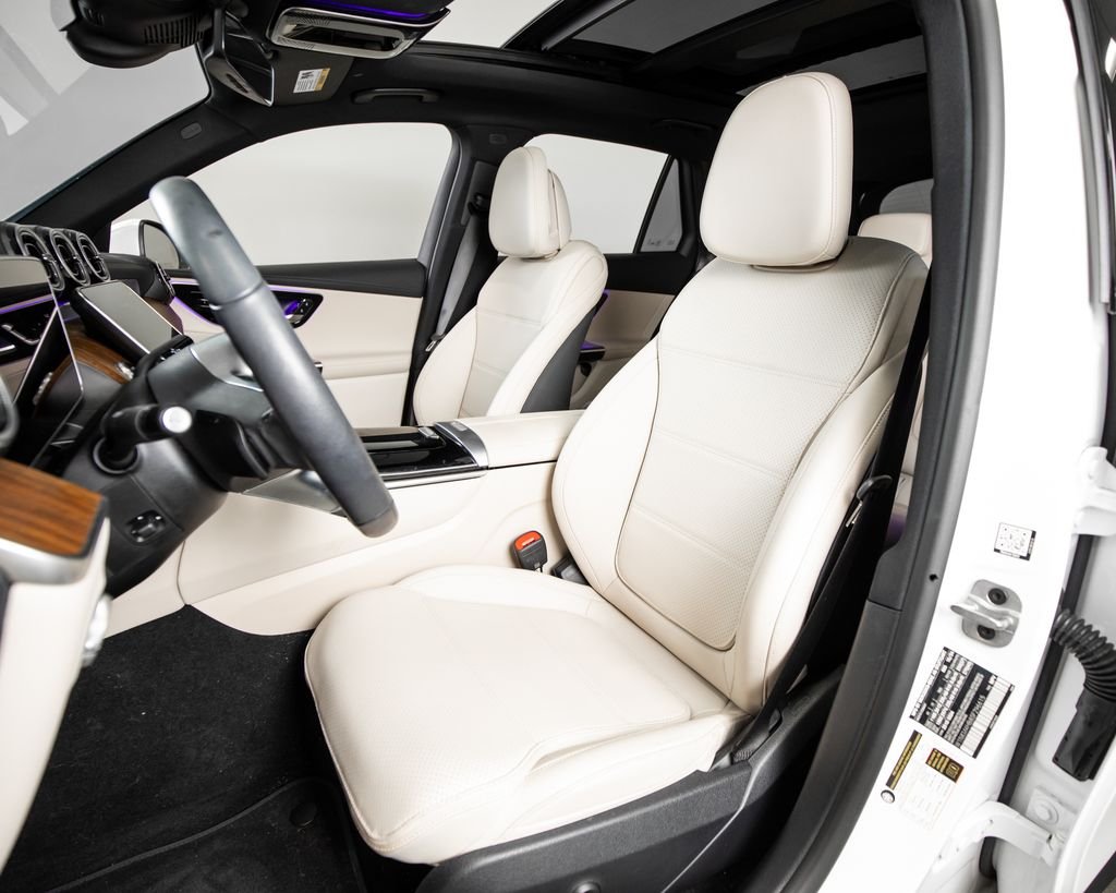 Certified Used 2025  Mercedes-Benz GLC 300 image 5