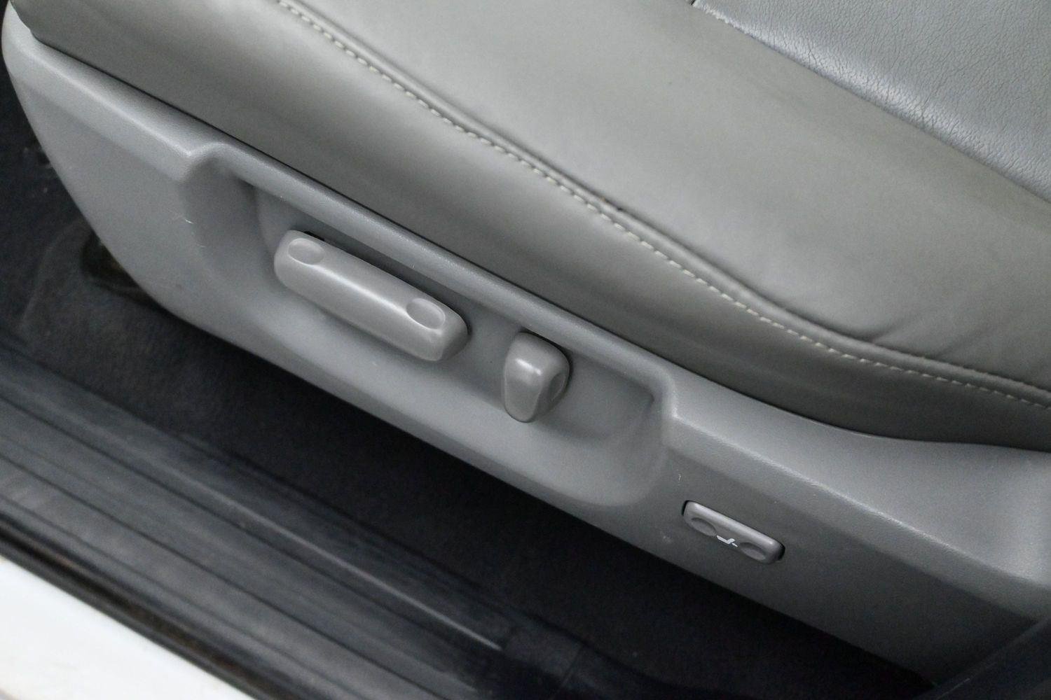 Used 2013 Super White Toyota Grade image 13