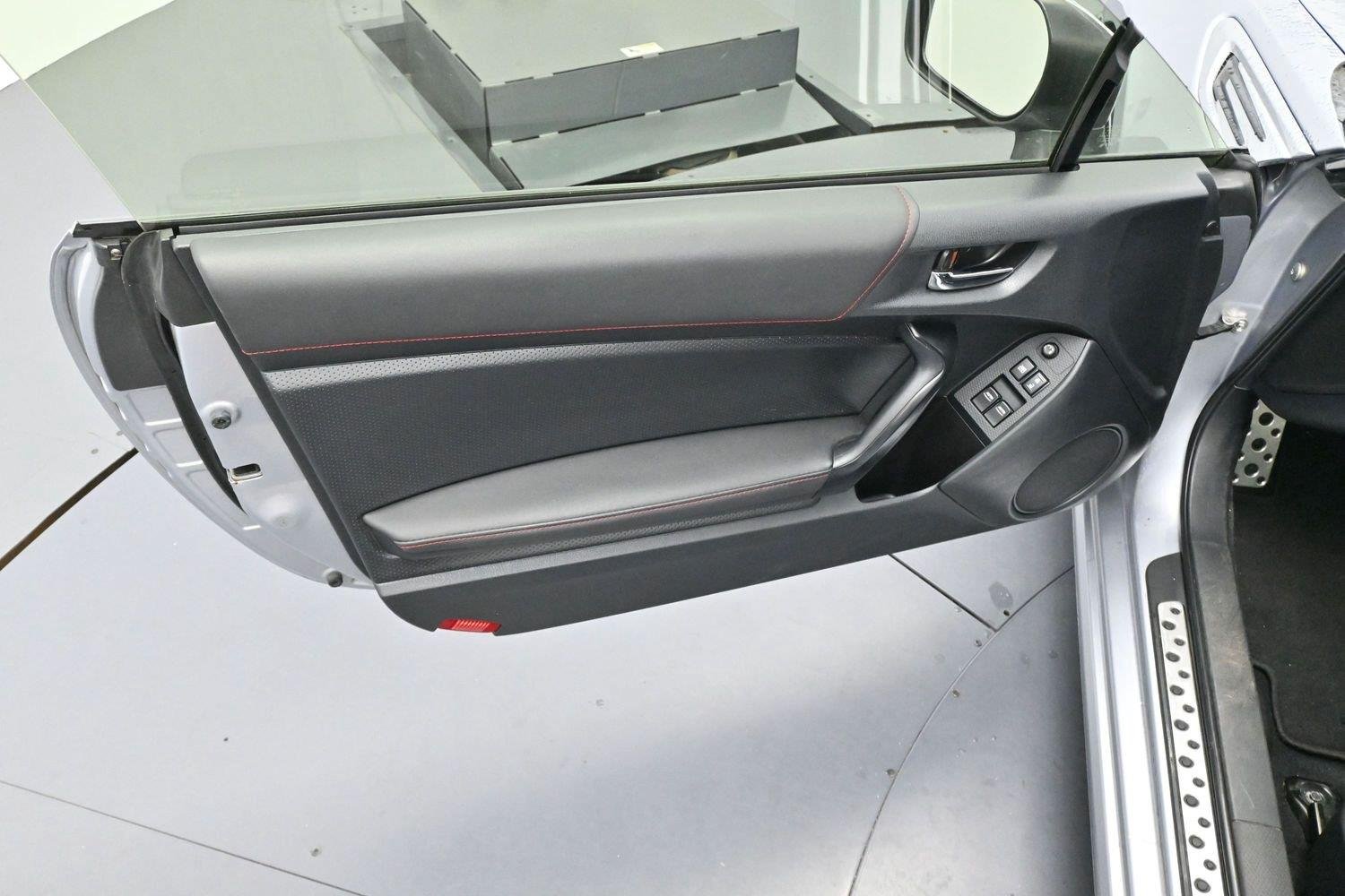 Used 2018  Subaru Premium image 9