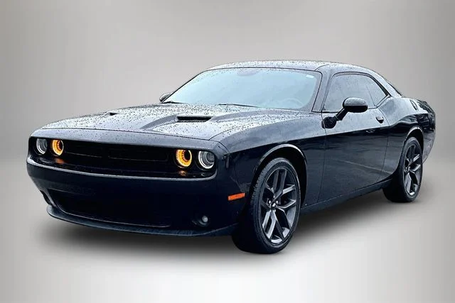 Used 2019 Black Dodge SXT image 2