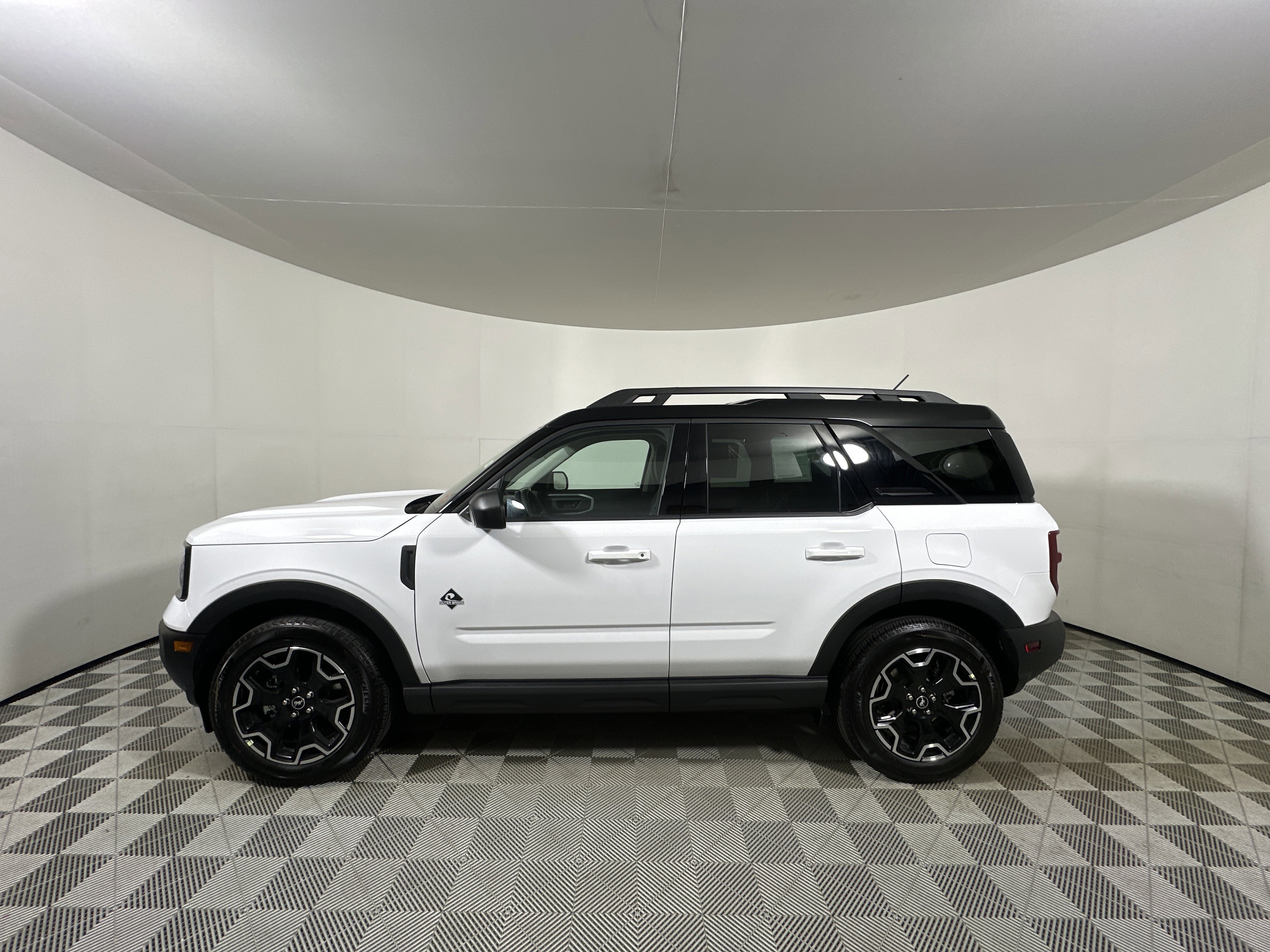 New 2025 OXFORD WHITE Ford Outer Banks image 4