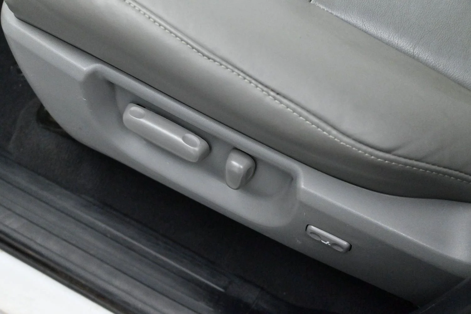 Used 2013 Super White Toyota Grade image 13