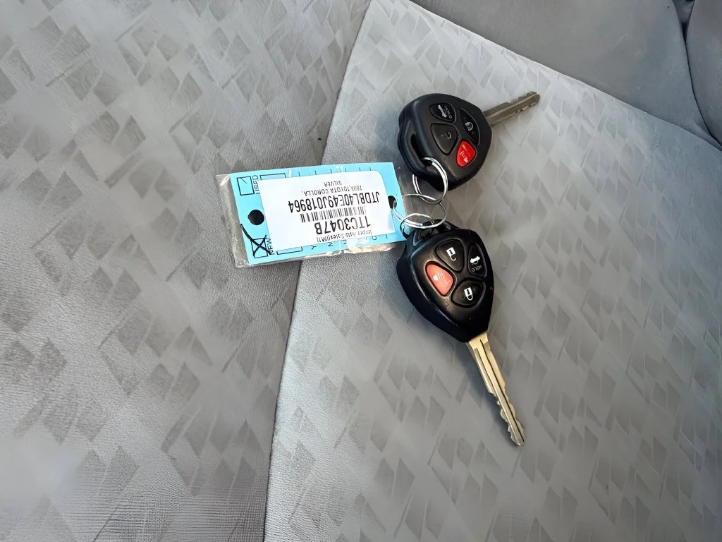 Used 2009 Silver Toyota LE image 24