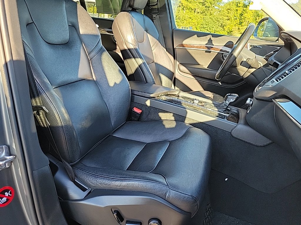 Used 2019 Gray Volvo T6 Momentum image 12