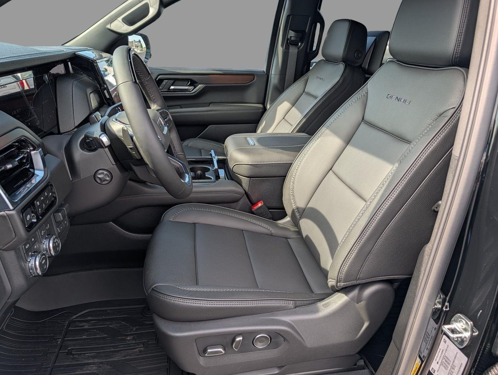 2026 GMC Yukon XL Denali - Photo 10