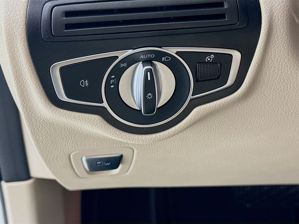 Used 2021  Mercedes-Benz GLC 300 image 11