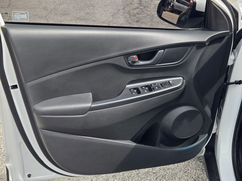 Used 2022 White Hyundai SE image 25