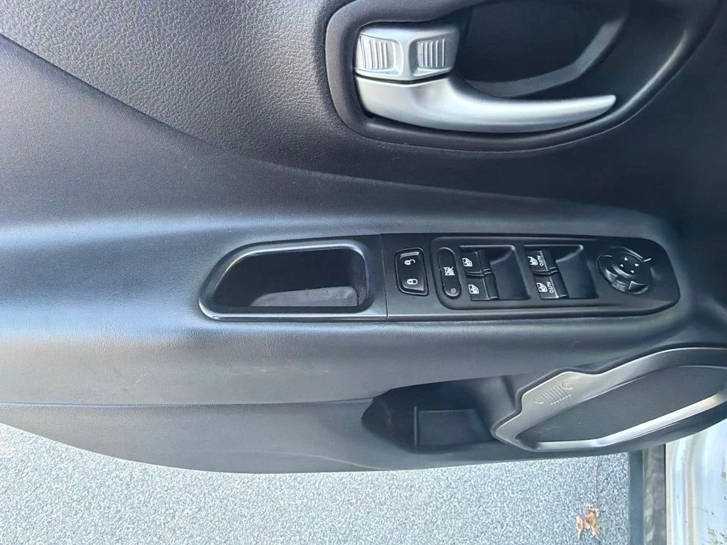 Used 2018 Silver Jeep Limited image 19