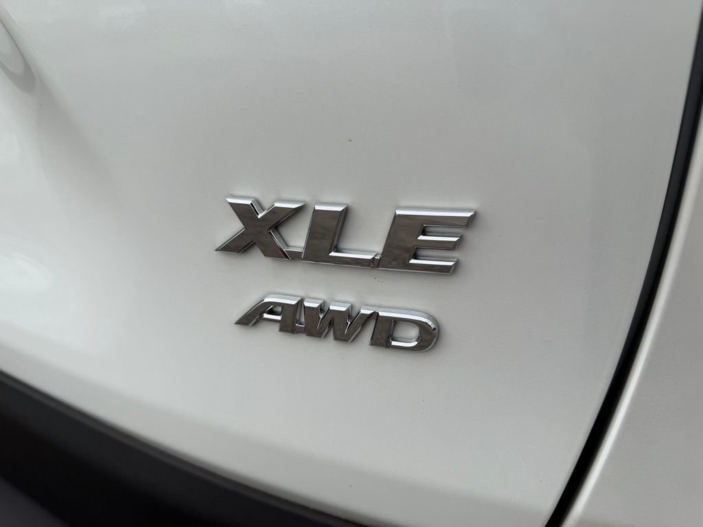 Used 2025 Beige Toyota XLE Premium image 9