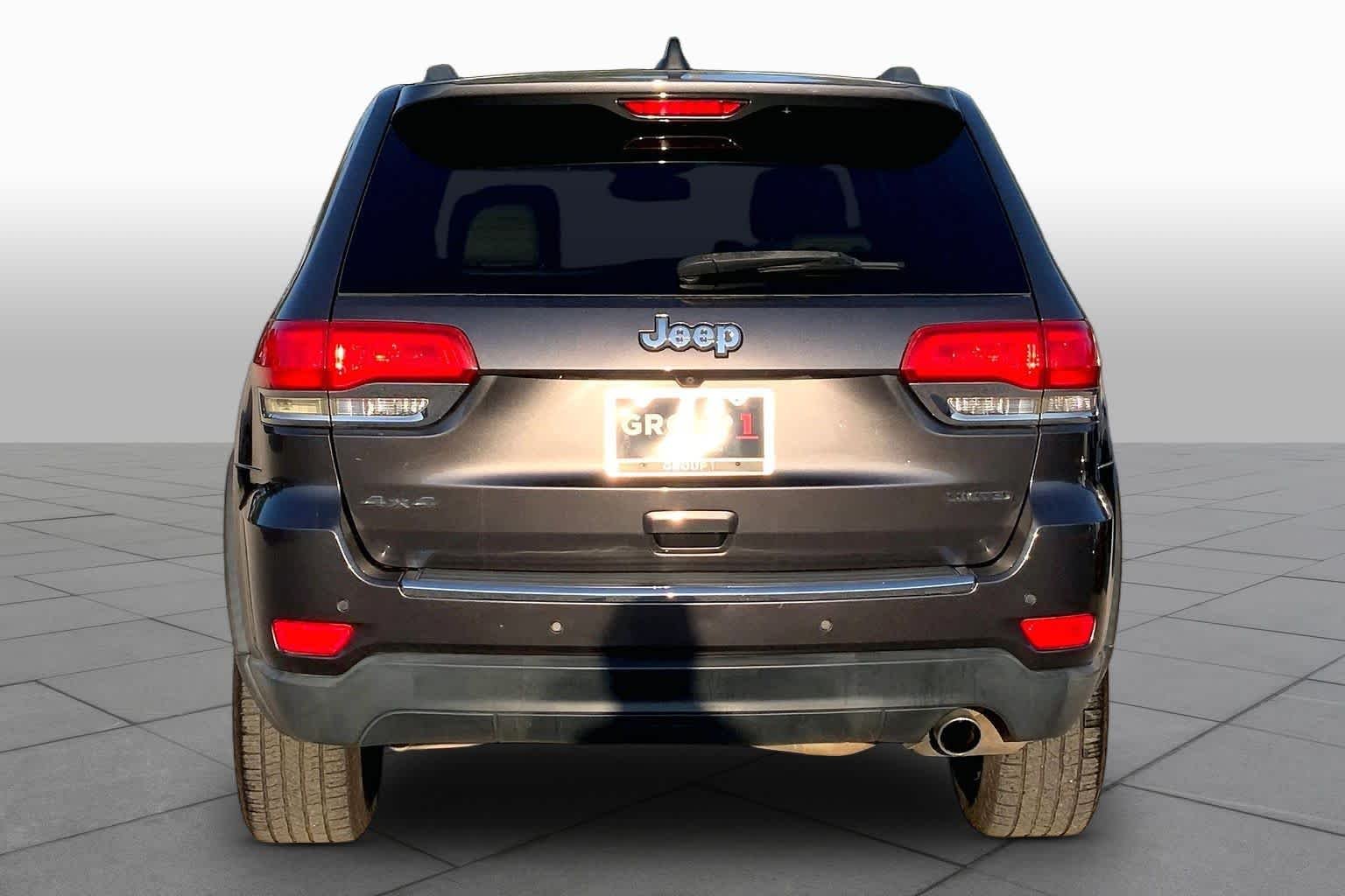 Used 2015 Granite Crystal Met. Clear Coat Jeep Limited image 5