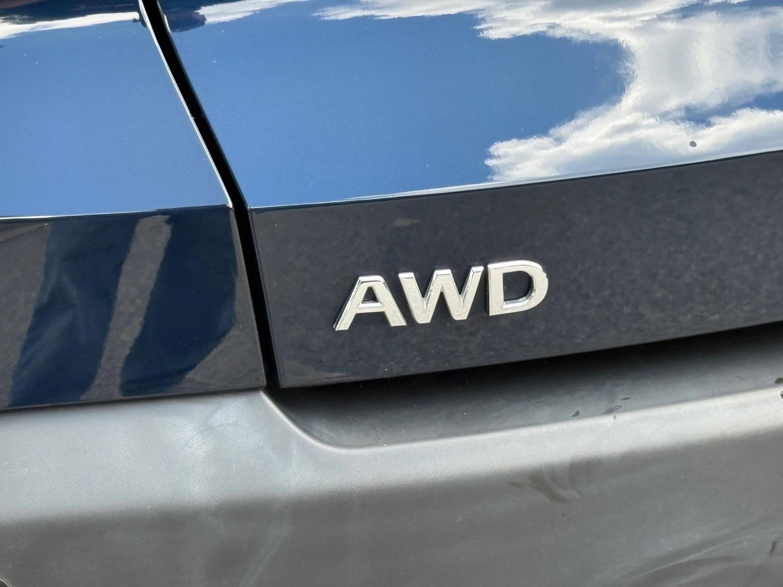 Used 2023 Hermosa Blue INFINITI LUXE image 15
